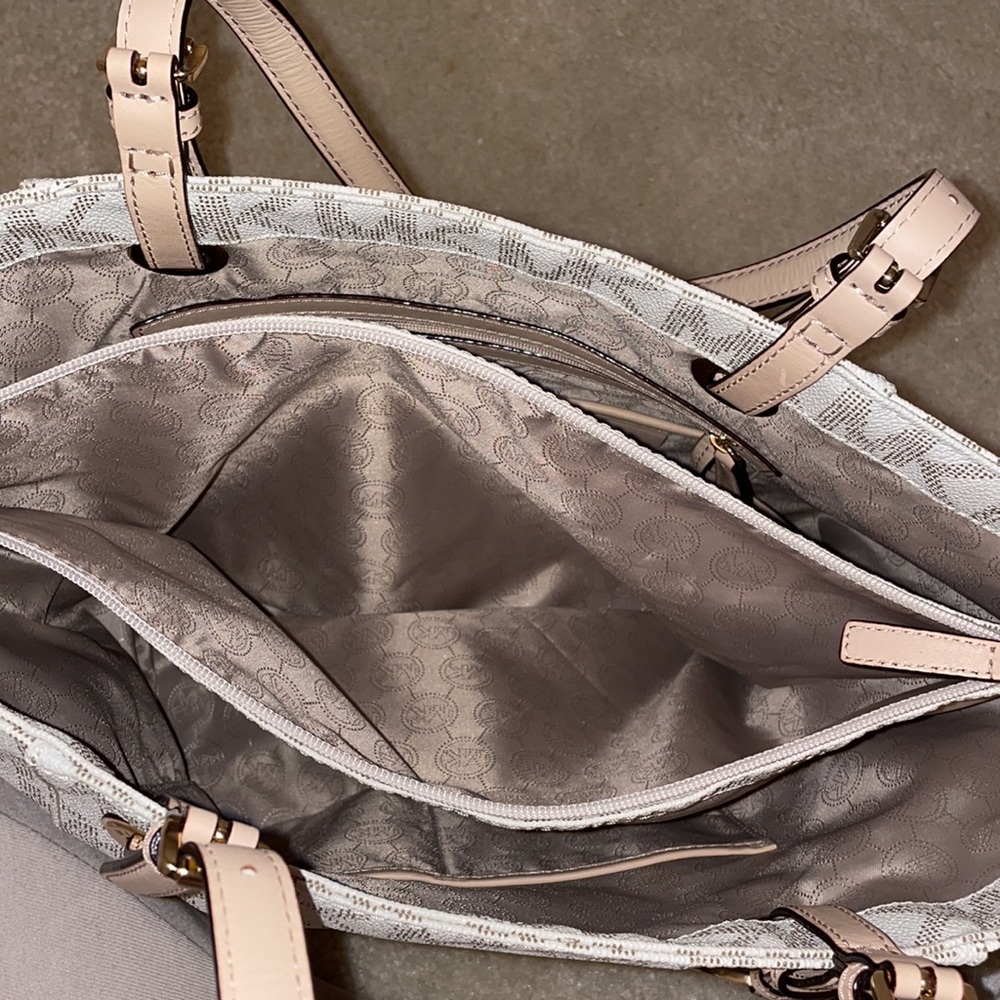 Michael Kors Bag- Multiple Pockets - image 7